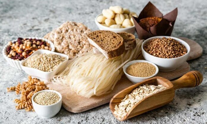 Çölyak Diyeti ile Glutensiz Sağlıklı Beslenme Rehberi Çölyak hastalığı, gluten içeren gıdaların bağışıklık sistemi tarafından zararlı olarak algılanmasına yol açan otoimmün bir rahatsızlıktır. Bu nedenle çölyak diyeti, gluten içeren buğday, arpa ve çavdar gibi tahılların diyetten çıkarılmasını gerektirir. Diyet, hem hastalığın semptomlarını azaltmak hem de beslenme açısından dengeli bir yaşam sürdürmek için kritik öneme sahiptir. Günümüzde insanlar, sadece sağlık açısından değil, aynı zamanda yaşam kalitesini artırmak için de bilinçli bir şekilde glutensiz beslenmeye yöneliyor. Konulu bir haber görseli.