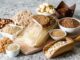 Çölyak hastalığı, gluten içeren gıdaların bağışıklık sistemi tarafından zararlı olarak algılanmasına yol açan otoimmün bir rahatsızlıktır. Bu nedenle çölyak diyeti, gluten içeren buğday, arpa ve çavdar gibi tahılların diyetten çıkarılmasını gerektirir. Diyet, hem hastalığın semptomlarını azaltmak hem de beslenme açısından dengeli bir yaşam sürdürmek için kritik öneme sahiptir. Günümüzde insanlar, sadece sağlık açısından değil, aynı zamanda yaşam kalitesini artırmak için de bilinçli bir şekilde glutensiz beslenmeye yöneliyor. Konulu bir haber görseli.