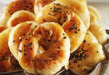 Anadolu mutfak kültürünün köklü tatlılarından biri olan çörek tatlısı, son dönemde hem evlerde hem de pastane vitrinlerinde yeniden dikkat çekmeye başladı. Geleneksel hamur tatlılarının modern gastronomiye uyarlanmasıyla daha estetik sunumlar elde edilirken, çörek tatlısı hem pratik hazırlanışı hem de lezzetli yapısıyla sosyal medyada da sıkça paylaşılan tatlılar arasında yer alıyor. Özellikle son yıllarda yöresel tatlılara olan ilginin yükselmesiyle birlikte çörek tatlısı aramalarında belirgin bir artış olduğu da görülüyor. Konulu bir haber görseli.