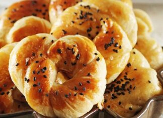 Anadolu mutfak kültürünün köklü tatlılarından biri olan çörek tatlısı, son dönemde hem evlerde hem de pastane vitrinlerinde yeniden dikkat çekmeye başladı. Geleneksel hamur tatlılarının modern gastronomiye uyarlanmasıyla daha estetik sunumlar elde edilirken, çörek tatlısı hem pratik hazırlanışı hem de lezzetli yapısıyla sosyal medyada da sıkça paylaşılan tatlılar arasında yer alıyor. Özellikle son yıllarda yöresel tatlılara olan ilginin yükselmesiyle birlikte çörek tatlısı aramalarında belirgin bir artış olduğu da görülüyor. Konulu bir haber görseli.