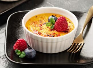 Fransız mutfağının en özel tatlılarından biri olan creme brulee, son yıllarda dünya genelinde yeniden popülerlik kazanmaya başladı. Özellikle gurme restoranlarda ve butik kafelerde sıklıkla karşılaşılan bu tatlı, ince ve kırılgan karamel tabakasıyla hem ağızda bıraktığı yanık şeker aroması hem de altındaki kremsi doku sayesinde tatlı severlerin vazgeçilmezleri arasında yer alıyor. Geleneksel reçetesiyle uzun yıllardır bilinen bu tatlı, modern sunum teknikleri sayesinde giderek daha geniş bir kitleye ulaşıyor. Konulu bir haber görseli.