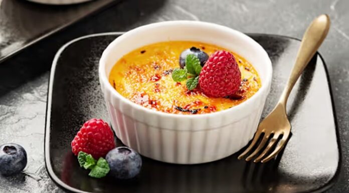 Creme Brulee Lezzetine Artan İlgi Fransız Tatlısı Yeniden Yükselişte Fransız mutfağının en özel tatlılarından biri olan creme brulee, son yıllarda dünya genelinde yeniden popülerlik kazanmaya başladı. Özellikle gurme restoranlarda ve butik kafelerde sıklıkla karşılaşılan bu tatlı, ince ve kırılgan karamel tabakasıyla hem ağızda bıraktığı yanık şeker aroması hem de altındaki kremsi doku sayesinde tatlı severlerin vazgeçilmezleri arasında yer alıyor. Geleneksel reçetesiyle uzun yıllardır bilinen bu tatlı, modern sunum teknikleri sayesinde giderek daha geniş bir kitleye ulaşıyor. Konulu bir haber görseli.