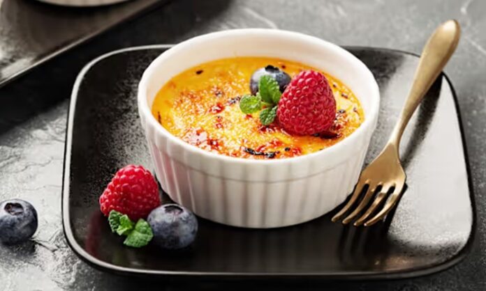 Fransız mutfağının en özel tatlılarından biri olan creme brulee, son yıllarda dünya genelinde yeniden popülerlik kazanmaya başladı. Özellikle gurme restoranlarda ve butik kafelerde sıklıkla karşılaşılan bu tatlı, ince ve kırılgan karamel tabakasıyla hem ağızda bıraktığı yanık şeker aroması hem de altındaki kremsi doku sayesinde tatlı severlerin vazgeçilmezleri arasında yer alıyor. Geleneksel reçetesiyle uzun yıllardır bilinen bu tatlı, modern sunum teknikleri sayesinde giderek daha geniş bir kitleye ulaşıyor. Konulu bir haber görseli.