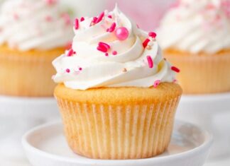 Cupcake, özellikle son yıllarda hem görselliği hem de kişisel porsiyon sunması sayesinde pastacılık dünyasında giderek daha fazla ilgi gören tatlı seçeneklerinden biri haline geldi. Küçük kalıplarda hazırlanması ve çeşitli krema süslemeleriyle sunulması, bu tatlıyı hem özel günlerde hem günlük tüketim için popülerleştiriyor. Renkli görüntüsü sayesinde özellikle çocukların ilgisini çeken cupcake, aynı zamanda yetişkinlerin de kahve molalarının vazgeçilmez tatlıları arasında yer alıyor. Konulu bir haber görseli.