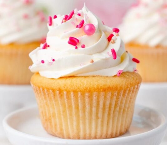 Cupcake, özellikle son yıllarda hem görselliği hem de kişisel porsiyon sunması sayesinde pastacılık dünyasında giderek daha fazla ilgi gören tatlı seçeneklerinden biri haline geldi. Küçük kalıplarda hazırlanması ve çeşitli krema süslemeleriyle sunulması, bu tatlıyı hem özel günlerde hem günlük tüketim için popülerleştiriyor. Renkli görüntüsü sayesinde özellikle çocukların ilgisini çeken cupcake, aynı zamanda yetişkinlerin de kahve molalarının vazgeçilmez tatlıları arasında yer alıyor. Konulu bir haber görseli.