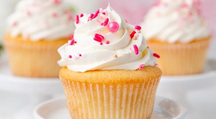 Cupcake Şıklığıyla Tatlı Dünyasında Yeni Trend Cupcake, özellikle son yıllarda hem görselliği hem de kişisel porsiyon sunması sayesinde pastacılık dünyasında giderek daha fazla ilgi gören tatlı seçeneklerinden biri haline geldi. Küçük kalıplarda hazırlanması ve çeşitli krema süslemeleriyle sunulması, bu tatlıyı hem özel günlerde hem günlük tüketim için popülerleştiriyor. Renkli görüntüsü sayesinde özellikle çocukların ilgisini çeken cupcake, aynı zamanda yetişkinlerin de kahve molalarının vazgeçilmez tatlıları arasında yer alıyor. Konulu bir haber görseli.