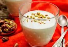 Türk mutfağında sütlü tatlıların ayrı bir yere sahip olduğu bilinir. Fakat bazı tatlılar vardır ki aromasıyla fark yaratır. İşte damla sakızlı muhallebi tam da bu özel tatlardan biri olarak yıllardır sofralarda kendine yer buluyor. Geleneksel tariflerin yeniden değer kazandığı son dönemlerde damla sakızı ile hazırlanan bu muhallebi, hafif dokusu ve benzersiz kokusuyla tatlı severlerin ilgisini yeniden çekmeyi başarıyor. Özellikle yaz aylarında serinletici yapısıyla tercih edilen bu tatlı, aynı zamanda Akdeniz mutfağının da güçlü temsilcileri arasında bulunuyor. Konulu bir haber görseli.