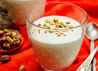 Türk mutfağında sütlü tatlıların ayrı bir yere sahip olduğu bilinir. Fakat bazı tatlılar vardır ki aromasıyla fark yaratır. İşte damla sakızlı muhallebi tam da bu özel tatlardan biri olarak yıllardır sofralarda kendine yer buluyor. Geleneksel tariflerin yeniden değer kazandığı son dönemlerde damla sakızı ile hazırlanan bu muhallebi, hafif dokusu ve benzersiz kokusuyla tatlı severlerin ilgisini yeniden çekmeyi başarıyor. Özellikle yaz aylarında serinletici yapısıyla tercih edilen bu tatlı, aynı zamanda Akdeniz mutfağının da güçlü temsilcileri arasında bulunuyor. Konulu bir haber görseli.