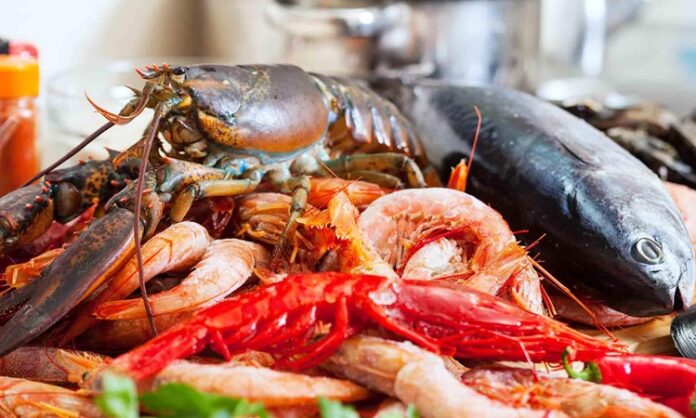 Deniz Ürünleri Tüketimi ile Sağlıklı ve Dengeli Beslenme Rehberi Deniz ürünleri, sağlıklı beslenmenin vazgeçilmez parçalarından biridir. Protein, omega-3 yağ asitleri, vitamin ve mineraller açısından zengin olan bu gıdalar, kalp sağlığından beyin fonksiyonlarına kadar pek çok fayda sağlar. Ancak bazı bireyler deniz ürünlerine karşı alerjik reaksiyonlar gösterebilir veya sindirim sorunları yaşayabilir. Bu nedenle deniz ürünleri beslenme konusunda dikkatli ve bilinçli olmak, hem sağlık hem de güvenli tüketim açısından önemlidir. Konulu bir haber görseli.