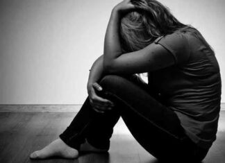 Depresyon, günümüzde birçok insanın yaşam kalitesini etkileyen önemli bir ruhsal durum olarak öne çıkıyor. Günlük hayatta yaşanan stres, sosyal baskılar ve düzensiz yaşam alışkanlıkları, ruhsal dengeyi olumsuz yönde etkileyebiliyor. Bu noktada beslenme düzeni, yalnızca fiziksel sağlığı değil, zihinsel ve duygusal durumu da yakından ilgilendiriyor. depresyon diyeti, ruh sağlığını desteklemeyi amaçlayan, dengeli ve sürdürülebilir bir beslenme anlayışı olarak dikkat çekiyor. Konulu bir haber görseli.