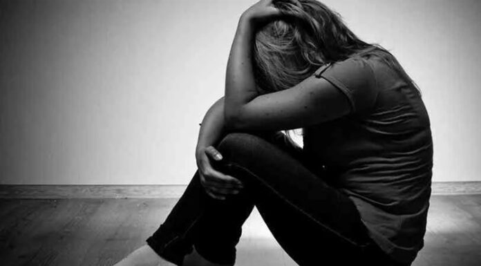 Depresyon Diyeti Ruhsal Dengeyi Destekleyen Beslenme Yaklaşımı Depresyon, günümüzde birçok insanın yaşam kalitesini etkileyen önemli bir ruhsal durum olarak öne çıkıyor. Günlük hayatta yaşanan stres, sosyal baskılar ve düzensiz yaşam alışkanlıkları, ruhsal dengeyi olumsuz yönde etkileyebiliyor. Bu noktada beslenme düzeni, yalnızca fiziksel sağlığı değil, zihinsel ve duygusal durumu da yakından ilgilendiriyor. depresyon diyeti, ruh sağlığını desteklemeyi amaçlayan, dengeli ve sürdürülebilir bir beslenme anlayışı olarak dikkat çekiyor. Konulu bir haber görseli.