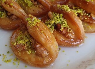 Türk mutfağının en özel şerbetli tatlılarından biri olan dilber dudağı, yüzyıllardır Anadolu sofralarında öne çıkan geleneksel tatlardan biri. Özellikle bayram ve özel günlerde hazırlanan bu etkileyici hamur tatlısı, adıyla ve şekliyle merak uyandırırken tadıyla da tatlı severleri cezbetmeye devam ediyor. Son dönemlerde geleneksel tariflere olan ilginin artmasıyla birlikte dilber dudağı tatlısı evlerde yeniden yapılmaya başlandı. Ayrıca restoran menülerinde ve butik pastanelerde de sıkça karşımıza çıkan tatlı, modern sunumlarla da beğeni topluyor. Konulu bir haber görseli.