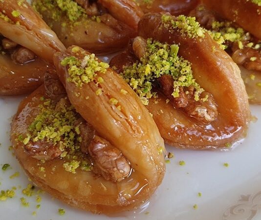 Türk mutfağının en özel şerbetli tatlılarından biri olan dilber dudağı, yüzyıllardır Anadolu sofralarında öne çıkan geleneksel tatlardan biri. Özellikle bayram ve özel günlerde hazırlanan bu etkileyici hamur tatlısı, adıyla ve şekliyle merak uyandırırken tadıyla da tatlı severleri cezbetmeye devam ediyor. Son dönemlerde geleneksel tariflere olan ilginin artmasıyla birlikte dilber dudağı tatlısı evlerde yeniden yapılmaya başlandı. Ayrıca restoran menülerinde ve butik pastanelerde de sıkça karşımıza çıkan tatlı, modern sunumlarla da beğeni topluyor. Konulu bir haber görseli.