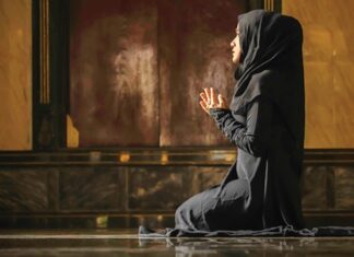 Dini arınma diyeti uygulamaları, tarih boyunca farklı kültürlerde ve inanç sistemlerinde yer bulmuştur. Bu diyetler, sadece beslenme düzenini değiştirmekle kalmaz, aynı zamanda ruhsal ve zihinsel arınmayı destekler. Özellikle oruç ve belirli dönemlerde uygulanan dini diyetler, vücudun toksinlerden arınmasına ve metabolizmanın dengelenmesine yardımcı olur. Bu tür diyetler, bireylerin hem fiziksel hem de ruhsal sağlığını korumasına katkıda bulunur. Konulu bir haber görseli.