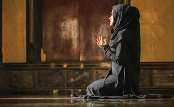 Dini Arınma Diyetleri Ve Ruhsal Sağlığa Katkıları Dini arınma diyeti uygulamaları, tarih boyunca farklı kültürlerde ve inanç sistemlerinde yer bulmuştur. Bu diyetler, sadece beslenme düzenini değiştirmekle kalmaz, aynı zamanda ruhsal ve zihinsel arınmayı destekler. Özellikle oruç ve belirli dönemlerde uygulanan dini diyetler, vücudun toksinlerden arınmasına ve metabolizmanın dengelenmesine yardımcı olur. Bu tür diyetler, bireylerin hem fiziksel hem de ruhsal sağlığını korumasına katkıda bulunur. Konulu bir haber görseli.