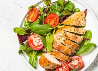 Direnç antrenmanı diyeti, kas kütlesini artırmak, güç kazanımını desteklemek ve vücut kompozisyonunu iyileştirmek isteyen bireyler için özel olarak ele alınan bir beslenme yaklaşımıdır. Ağırlık çalışmaları, vücut ağırlığı egzersizleri ve farklı direnç türleriyle yapılan antrenmanlar, doğru bir beslenme düzeniyle desteklendiğinde çok daha etkili sonuçlar ortaya koyar. Direnç antrenmanı diyeti, bu noktada yalnızca kalori alımını değil, besinlerin zamanlamasını ve içeriğini de kapsayan bütüncül bir yaklaşım sunar. Konulu bir haber görseli.