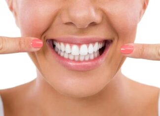 Diş ve ağız sağlığı, genel sağlığın ayrılmaz bir parçasıdır. Çürükler, diş eti hastalıkları, hassasiyet ve çiğneme problemleri yalnızca ağız içinde kalmaz; beslenme düzenini, sindirimi ve yaşam kalitesini de doğrudan etkiler. Bu noktada diş sorunlarına uygun diyet, hem mevcut problemlerin hafifletilmesine hem de yeni sorunların önlenmesine yardımcı olan önemli bir beslenme yaklaşımı olarak öne çıkar. Doğru besin seçimi, ağız dokularının korunmasında ve iyileşme sürecinde belirleyici bir rol oynar. Konulu bir haber görseli.