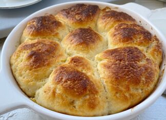 Dızmana, Trakya mutfağının en karakteristik hamur işlerinden biri olarak son yıllarda yeniden gündeme geliyor. Yerel lezzetlerin dijital platformlarda sıkça paylaşılması, sokak lezzetlerine yönelik artan ilgi ve gastronomi turizminin yaygınlaşması, bu geleneksel yiyeceğin Türkiye genelinde daha fazla tanınmasını sağladı. Pek çok kişi tarafından Balkan kökenli bir tarif olarak bilinen Dızmana, özellikle Rumeli göçmeni ailelerde hâlâ günlük sofraların vazgeçilmezlerinden biri olmaya devam ediyor. Bu ilginin hızla artması, bölgedeki küçük işletmeleri de harekete geçirdi ve geleneksel tariflerin modern yorumlarla yeniden sunulmasına zemin hazırladı. Konulu bir haber görseli.