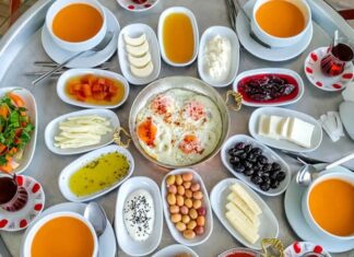 Anadolu’nun en güçlü kültürel sembollerinden biri olan köy sofrası, yalnızca yemek yenen bir alan değil; paylaşmanın, dayanışmanın ve doğallığın somutlaştığı bir yaşam pratiğidir. Toprakla iç içe bir hayatın ürünü olan bu sofralar, mevsimin sunduğu nimetleri ve emeğin karşılığını bir araya getirir. Köy sofrasında gösterişten çok samimiyet, çeşitlilikten çok bereket ön plandadır. Bu nedenle köy sofrası, şehir hayatında giderek özlenen bir değer hâline gelmiştir. Konulu bir haber görseli.