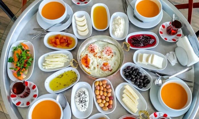 Doğallığın Ve Paylaşımın Merkezi Köy Sofrası Geleneği Anadolu’nun en güçlü kültürel sembollerinden biri olan köy sofrası, yalnızca yemek yenen bir alan değil; paylaşmanın, dayanışmanın ve doğallığın somutlaştığı bir yaşam pratiğidir. Toprakla iç içe bir hayatın ürünü olan bu sofralar, mevsimin sunduğu nimetleri ve emeğin karşılığını bir araya getirir. Köy sofrasında gösterişten çok samimiyet, çeşitlilikten çok bereket ön plandadır. Bu nedenle köy sofrası, şehir hayatında giderek özlenen bir değer hâline gelmiştir. Konulu bir haber görseli.