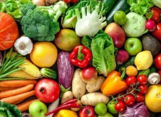 Günümüzde sağlıklı yaşam arayışları artarken, beslenme alışkanlıkları da yeniden sorgulanmaya başladı. Bu noktada öne çıkan kavramlardan biri mevsimsel beslenme oluyor. Mevsimsel beslenme, yalnızca ne yediğimizle değil, ne zaman yediğimizle de ilgilenen bütüncül bir yaklaşımı ifade eder. Doğanın sunduğu ürünleri kendi zamanında tüketmek, hem beden hem de çevre açısından önemli kazanımlar sağlar. Konulu bir haber görseli.