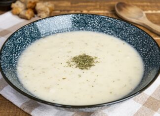 Anadolu’nun yüksek kesimlerinde, doğanın ritmiyle şekillenen yayla yemeği, yalnızca karın doyurmak için hazırlanan bir öğün değil; aynı zamanda yaşam biçiminin sofraya yansıyan hâlidir. Yaylalar, şehirden uzak olmanın getirdiği sadelikle, mutfağa da yalınlık kazandırır. Bu nedenle yayla yemeği, az malzemeyle çok lezzet ortaya koyan bir anlayışın ürünüdür. Konulu bir haber görseli.