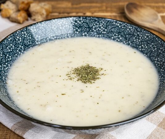 Anadolu’nun yüksek kesimlerinde, doğanın ritmiyle şekillenen yayla yemeği, yalnızca karın doyurmak için hazırlanan bir öğün değil; aynı zamanda yaşam biçiminin sofraya yansıyan hâlidir. Yaylalar, şehirden uzak olmanın getirdiği sadelikle, mutfağa da yalınlık kazandırır. Bu nedenle yayla yemeği, az malzemeyle çok lezzet ortaya koyan bir anlayışın ürünüdür. Konulu bir haber görseli.