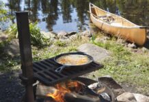 İnsanlık tarihi boyunca yemek pişirme, sadece beslenme ihtiyacını karşılayan bir eylem değil, aynı zamanda sosyal ilişkileri ve kültürel değerleri şekillendiren önemli bir unsur olmuştur. Bu bağlamda Açık Hava Pişirme, doğayla kurulan en eski ve en güçlü bağlardan birini temsil eder. Ateşin açık alanda yakılması, yemeğin gökyüzü altında hazırlanması ve paylaşılması, bu pişirme biçimini sıradan bir mutfak pratiğinin ötesine taşır. Açık hava, yemeğe sadece lezzet değil, anlam da katar. Konulu bir haber görseli.