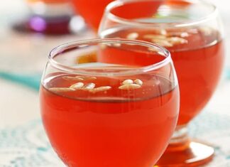 Türk kültüründe doğum sonrası dönem, hem anne hem de bebek için özel bir hassasiyet taşır. Bu dönemin en bilinen ve en köklü sembollerinden biri olan Lohusa Şerbeti, yalnızca ferahlatıcı bir içecek değil, aynı zamanda sevinci, bereketi ve paylaşımı temsil eden güçlü bir kültürel unsurdur. Yüzyıllardır sürdürülen bu gelenek, doğumun toplumsal bir mutluluk olarak görülmesinin sofradaki yansımasıdır. Konulu bir haber görseli.