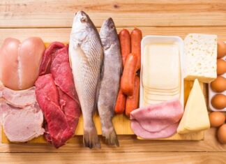 Dukan Diyeti, özellikle hızlı kilo kaybı hedefleyen bireyler arasında uzun süredir popülerliğini koruyan beslenme modellerinden biri olarak öne çıkıyor. Yüksek protein tüketimine dayanan bu yaklaşım, karbonhidrat ve yağ alımını ciddi ölçüde sınırlandırmasıyla klasik diyet anlayışlarından ayrılıyor. Dukan Diyeti, kısa sürede sonuç alma beklentisiyle uygulanması nedeniyle hem ilgi görüyor hem de çeşitli tartışmalara konu oluyor. Konulu bir haber görseli.