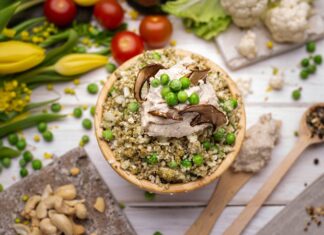 Son yıllarda sağlıklı yaşam ve dengeli beslenme arayışı, insanların tabaklarında önemli değişimlere yol açıyor. Bu değişimin merkezinde ise düşük karbonhidrat yemek anlayışı yer alıyor. Geleneksel beslenme düzeninde önemli bir yere sahip olan ekmek, makarna ve şekerli gıdaların sorgulanmasıyla birlikte, karbonhidrat oranı azaltılmış öğünler daha fazla ilgi görmeye başladı. Bu yaklaşım yalnızca kilo kontrolü için değil, genel sağlık bilincinin artmasıyla da doğrudan bağlantılı bir trend haline geldi. Konulu bir haber görseli.