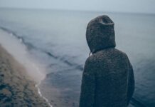 Günümüzde beslenme alışkanlıkları yalnızca fiziksel açlıkla değil, duygusal durumlarla da şekilleniyor. Stresli bir günün ardından gelen tatlı isteği, can sıkıntısıyla yönelinen atıştırmalar ya da mutsuzluk anlarında artan yeme davranışı, pek çok kişinin ortak deneyimi haline gelmiş durumda. Bu noktada duygusal açlık, sağlıklı beslenmenin önündeki en büyük engellerden biri olarak öne çıkıyor. Duygusal açlıkla mücadele diyeti, bireyin yeme davranışını duygusal tepkilerden arındırmayı ve daha bilinçli bir beslenme düzeni kurmayı amaçlayan bütüncül bir yaklaşım sunuyor. Konulu bir haber görseli.