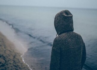 Günümüzde beslenme alışkanlıkları yalnızca fiziksel açlıkla değil, duygusal durumlarla da şekilleniyor. Stresli bir günün ardından gelen tatlı isteği, can sıkıntısıyla yönelinen atıştırmalar ya da mutsuzluk anlarında artan yeme davranışı, pek çok kişinin ortak deneyimi haline gelmiş durumda. Bu noktada duygusal açlık, sağlıklı beslenmenin önündeki en büyük engellerden biri olarak öne çıkıyor. Duygusal açlıkla mücadele diyeti, bireyin yeme davranışını duygusal tepkilerden arındırmayı ve daha bilinçli bir beslenme düzeni kurmayı amaçlayan bütüncül bir yaklaşım sunuyor. Konulu bir haber görseli.