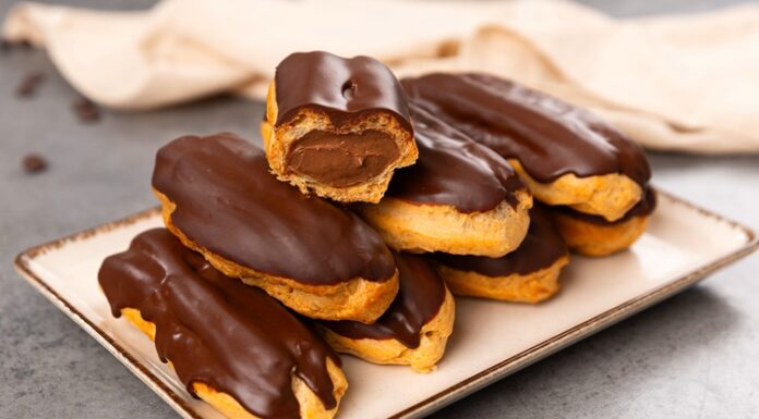 Eclair’in Tatlı Dünyasına Yolculuk Fransa’dan Dünyaya Uzanan Eşsiz Bir Lezzet Fransız pastacılığının dünya mutfağına kazandırdığı en özel tatlardan biri olan eclair, yalnızca görünümüyle değil, ince dokusu ve hafif dolgusu ile de tatlı severlerin vazgeçilmezi olarak gösteriliyor. Günümüzde pek çok pastane menüsünde rastladığımız bu tatlı, aslında aristokrat mutfaklarından çıkıp modern mutfaklara taşınan çok katmanlı bir tarihe sahip. Özellikle çikolata kaplaması ve iç dolgusu ile bilinen eclair, Avrupa’da uzun yıllardır tüketilen bir tatlı olmakla birlikte, son yıllarda Türkiye’de de giderek daha fazla tercih edilmeye başladı. Pastacılığın gelişimi ile beraber farklı dolgular, farklı çikolata türleri ve daha çeşitli glazürlerle sunulan bu tatlı, gastronomik açıdan ciddi bir çeşitliliğin de öncüsü haline geldi. Konulu bir haber görseli.