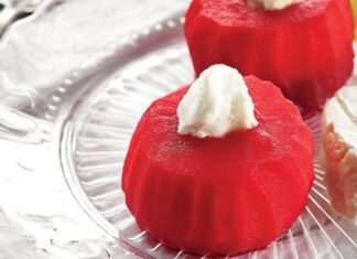 Kış aylarıyla birlikte mutfaklarda yeniden yerini alan elma tatlısı, son yıllarda özellikle sağlıklı beslenme trendinin yükselmesiyle öne çıkıyor. İçeriğinde yapay katkı maddesi bulunmaması ve doğal şekeri sayesinde, birçok uzman tarafından diğer tatlılara nazaran daha hafif bir seçenek olarak değerlendiriliyor. Türkiye’de geleneksel mutfakta da önemli bir yeri olan bu tatlı, son yıllarda restoran menülerinde yeniden gözde hale gelmeye başladı. Konulu bir haber görseli.