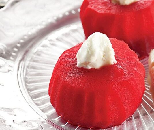 Kış aylarıyla birlikte mutfaklarda yeniden yerini alan elma tatlısı, son yıllarda özellikle sağlıklı beslenme trendinin yükselmesiyle öne çıkıyor. İçeriğinde yapay katkı maddesi bulunmaması ve doğal şekeri sayesinde, birçok uzman tarafından diğer tatlılara nazaran daha hafif bir seçenek olarak değerlendiriliyor. Türkiye’de geleneksel mutfakta da önemli bir yeri olan bu tatlı, son yıllarda restoran menülerinde yeniden gözde hale gelmeye başladı. Konulu bir haber görseli.