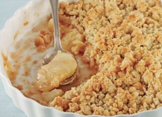 Elmalı crumble, son dönemlerde sadece evlerde değil kafe ve restoran menülerinde de hızla yer bulmaya başladı. Hem ev yapımı tatlıların nostaljik havasını yaşatması hem de pratik hazırlanması sayesinde özellikle sonbahar ve kış aylarında yoğun ilgi görüyor. Uzmanlara göre elmalı crumble tatlısının bu kadar popüler olmasının nedeni, elmanın doğal aromasıyla tereyağı ve hamurun birleşiminin dengeli bir tat ortaya çıkarması. Konulu bir haber görseli.