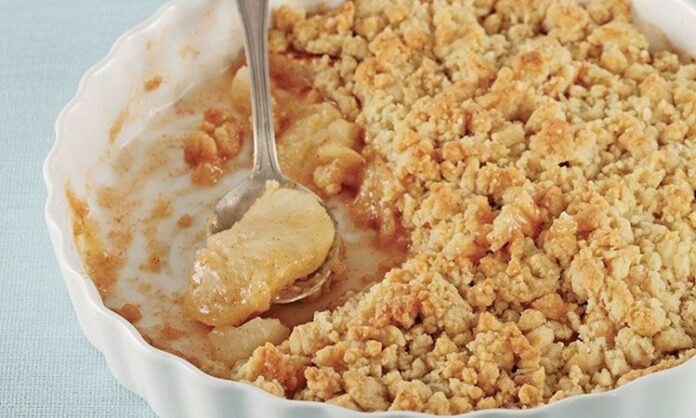 Elmalı crumble, son dönemlerde sadece evlerde değil kafe ve restoran menülerinde de hızla yer bulmaya başladı. Hem ev yapımı tatlıların nostaljik havasını yaşatması hem de pratik hazırlanması sayesinde özellikle sonbahar ve kış aylarında yoğun ilgi görüyor. Uzmanlara göre elmalı crumble tatlısının bu kadar popüler olmasının nedeni, elmanın doğal aromasıyla tereyağı ve hamurun birleşiminin dengeli bir tat ortaya çıkarması. Konulu bir haber görseli.