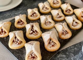 Türkiye’nin en geleneksel tatlılarından biri olan Elmalı Kurabiye, son dönemlerde ev yapımı tariflerin popülerleşmesiyle yeniden gündeme geldi. Özellikle kış mevsiminin gelmesiyle birlikte sıcak çay ve kahve eşlikçisi olarak tercih edilen bu kurabiye, hem hafif dokusu hem de tarçınla birleşen elma aroması sayesinde tekrar ilgi odağı hâline geldi. Son yıllarda sosyal medya platformlarında paylaşılan tarif videolarının etkisiyle Elmalı Kurabiye, genç kuşak arasında da popüler bir ev tatlısı hâline dönüşüyor. Konulu bir haber görseli.