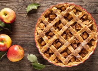 Tatlı denildiğinde birçok kişinin aklına ilk gelen klasiklerden biri olan elmalı turta, hem kokusuyla hem de tanıdık tadıyla sofralarda özel bir yer tutuyor. İnce hamuru, tarçınla bütünleşen elma dolgusu ve fırından çıktığında yayılan sıcak aromasıyla bu tatlı, yalnızca bir tarif değil aynı zamanda güçlü bir mutfak geleneğini temsil ediyor. Ev yapımı tatlılara olan ilginin arttığı son yıllarda elmalı turta, yeniden keşfedilen ve sıkça tercih edilen lezzetler arasında yer alıyor. Konulu bir haber görseli.