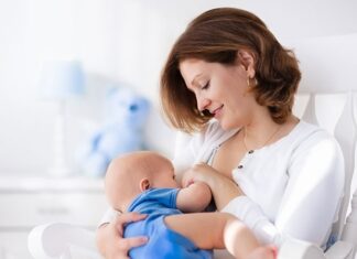 Doğum sonrası dönem, hem anne hem de bebek için son derece hassas bir süreçtir. Bu dönemde uygulanan emziren anne diyeti, yalnızca annenin toparlanmasını değil, bebeğin sağlıklı gelişimini de doğrudan etkiler. Anne sütü, bebeğin ilk aylarındaki en önemli besin kaynağıdır ve sütün kalitesi büyük ölçüde annenin beslenme düzeniyle ilişkilidir. Bu nedenle emziren anne diyeti, bilinçli ve dengeli bir yaklaşımla ele alınmalıdır. Konulu bir haber görseli.