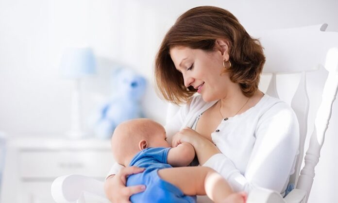 Emziren Anne Diyeti Anne Ve Bebek Sağlığını Destekleyen Beslenme Dengesi Doğum sonrası dönem, hem anne hem de bebek için son derece hassas bir süreçtir. Bu dönemde uygulanan emziren anne diyeti, yalnızca annenin toparlanmasını değil, bebeğin sağlıklı gelişimini de doğrudan etkiler. Anne sütü, bebeğin ilk aylarındaki en önemli besin kaynağıdır ve sütün kalitesi büyük ölçüde annenin beslenme düzeniyle ilişkilidir. Bu nedenle emziren anne diyeti, bilinçli ve dengeli bir yaklaşımla ele alınmalıdır. Konulu bir haber görseli.