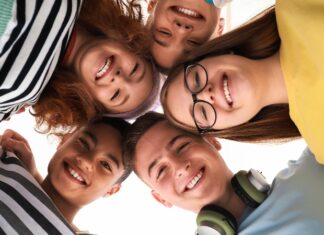 Ergenlik dönemi, bireyin çocukluktan yetişkinliğe geçiş yaptığı en hassas süreçlerden biridir. Bu dönemde uygulanan ergen diyeti, yalnızca kilo kontrolüyle sınırlı değildir; fiziksel büyüme, hormonal denge, ruh hali ve akademik performans üzerinde de doğrudan etkilidir. Hızlı boy uzaması, kas ve kemik gelişimi ile birlikte artan enerji ihtiyacı, ergen diyeti konusunu aileler ve gençler için önemli bir gündem haline getirir. Konulu bir haber görseli.