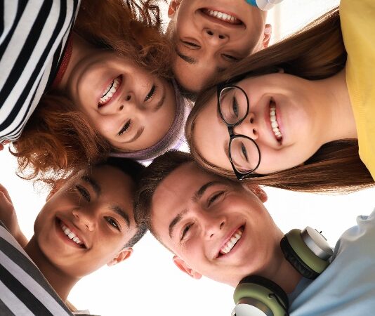 Ergenlik dönemi, bireyin çocukluktan yetişkinliğe geçiş yaptığı en hassas süreçlerden biridir. Bu dönemde uygulanan ergen diyeti, yalnızca kilo kontrolüyle sınırlı değildir; fiziksel büyüme, hormonal denge, ruh hali ve akademik performans üzerinde de doğrudan etkilidir. Hızlı boy uzaması, kas ve kemik gelişimi ile birlikte artan enerji ihtiyacı, ergen diyeti konusunu aileler ve gençler için önemli bir gündem haline getirir. Konulu bir haber görseli.