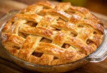 Eşsiz Bir Tatlı Deneyimi Apple Pie Lezzeti Manzarayı Değiştiriyor Apple Pie, dünya genelinde tanınan ve özellikle Amerika mutfağıyla özdeşleşmiş olsa da, bugün pek çok ülkede farklı dokunuşlarla yeniden yorumlanan bir tatlı olarak karşımıza çıkıyor. Ev yapımı tatlı kültürünün en özel örneklerinden biri olarak kabul edilen Apple Pie, hem malzeme çeşitliliği hem de hikâyesiyle damaklarda derin bir iz bırakmayı sürdürüyor. Türkiye’de de son yıllarda popülerliği artan bu tatlı, özellikle soğuk havalarda sıcak servis edilmesiyle öne çıkıyor. Tarçın kokusunun evin her yerine yayılmasıyla birlikte tatlı yapmanın keyfi bambaşka bir hale gelirken, Apple Pie sadece bir lezzet değil, aynı zamanda nostaljik bir deneyim sunuyor.