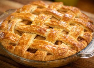 Apple Pie, dünya genelinde tanınan ve özellikle Amerika mutfağıyla özdeşleşmiş olsa da, bugün pek çok ülkede farklı dokunuşlarla yeniden yorumlanan bir tatlı olarak karşımıza çıkıyor. Ev yapımı tatlı kültürünün en özel örneklerinden biri olarak kabul edilen Apple Pie, hem malzeme çeşitliliği hem de hikâyesiyle damaklarda derin bir iz bırakmayı sürdürüyor. Türkiye’de de son yıllarda popülerliği artan bu tatlı, özellikle soğuk havalarda sıcak servis edilmesiyle öne çıkıyor. Tarçın kokusunun evin her yerine yayılmasıyla birlikte tatlı yapmanın keyfi bambaşka bir hale gelirken, Apple Pie sadece bir lezzet değil, aynı zamanda nostaljik bir deneyim sunuyor.