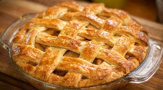 Eşsiz Bir Tatlı Deneyimi Apple Pie Lezzeti Manzarayı Değiştiriyor Apple Pie, dünya genelinde tanınan ve özellikle Amerika mutfağıyla özdeşleşmiş olsa da, bugün pek çok ülkede farklı dokunuşlarla yeniden yorumlanan bir tatlı olarak karşımıza çıkıyor. Ev yapımı tatlı kültürünün en özel örneklerinden biri olarak kabul edilen Apple Pie, hem malzeme çeşitliliği hem de hikâyesiyle damaklarda derin bir iz bırakmayı sürdürüyor. Türkiye’de de son yıllarda popülerliği artan bu tatlı, özellikle soğuk havalarda sıcak servis edilmesiyle öne çıkıyor. Tarçın kokusunun evin her yerine yayılmasıyla birlikte tatlı yapmanın keyfi bambaşka bir hale gelirken, Apple Pie sadece bir lezzet değil, aynı zamanda nostaljik bir deneyim sunuyor.