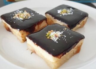 Türkiye’nin ev yapımı tatlı kültüründe özel bir yere sahip olan etimek tatlısı, son dönemde sosyal medyada yeniden popülerleşerek gündeme geldi. Pratik hazırlanışı, hafif yapısı ve hemen herkesin damak zevkine hitap eden aromasıyla bilinen etimek tatlısı, özellikle kalabalık sofralar ve özel günler için vazgeçilmez bir tatlı olarak öne çıkıyor. Üstelik ekonomik malzemelerle hazırlanması ve çok kısa sürede servis edilebilmesi, onun tercih edilme nedenleri arasında ilk sıralarda geliyor. Hem genç kuşak hem de klasik lezzetleri sevenler tarafından yoğun ilgi gören bu tatlı, ev hanımlarından şeflere kadar herkesin tarif listesinde kendisine yer buluyor. Konulu bir haber görseli.