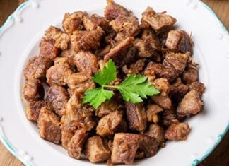 Toplumlarda yemek kültürü ve ritüelleri, tarih boyunca sosyal hiyerarşiyi ve aile içi düzeni belirlemede önemli bir rol oynamıştır. Özellikle etin sofraya gelmesi sırasında erkek bireylere öncelik tanınması, hem fiziksel emeğe hem de ailenin geçim kaynaklarına katkı sağlayan kişiye duyulan saygının göstergesidir. Bu ritüel, aile bağlarını kuvvetlendiren ve nesiller boyunca aktarılan bir saygı göstergesi olarak kabul edilmiştir. Konulu bir haber görseli.