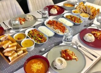 Türk kültüründe misafirlik, günlük hayatın sıradan bir parçası değil; özen, dikkat ve gönül alma üzerine kurulu köklü bir değerdir. Bu değerin en somut yansımalarından biri olan yatılı misafir yemeği, yalnızca karın doyurmayı değil, misafiri evin bir parçası gibi hissettirmeyi amaçlar. Günlük sofralardan farklı olarak daha planlı, daha çeşitli ve daha düşünülmüş olan bu yemekler, ev sahibinin misafire verdiği önemin sessiz bir ifadesidir. Konulu bir haber görseli.